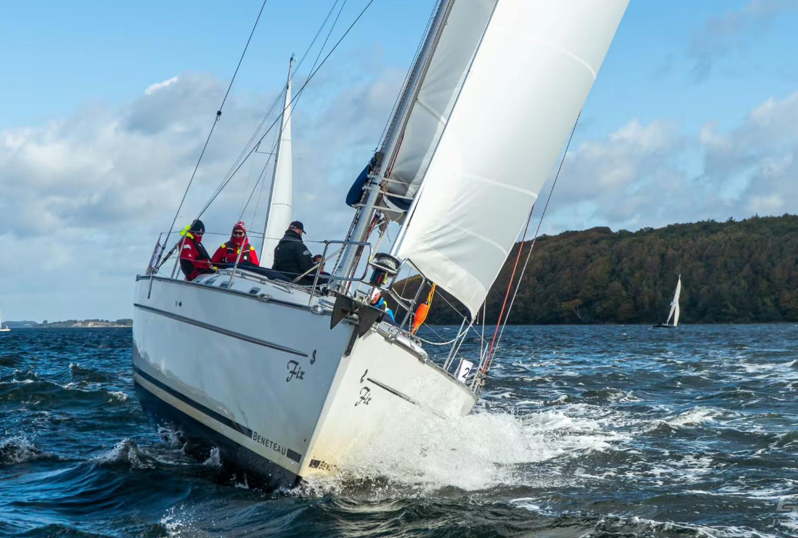 Segelboot bei Wind und Wellen in Aktion
