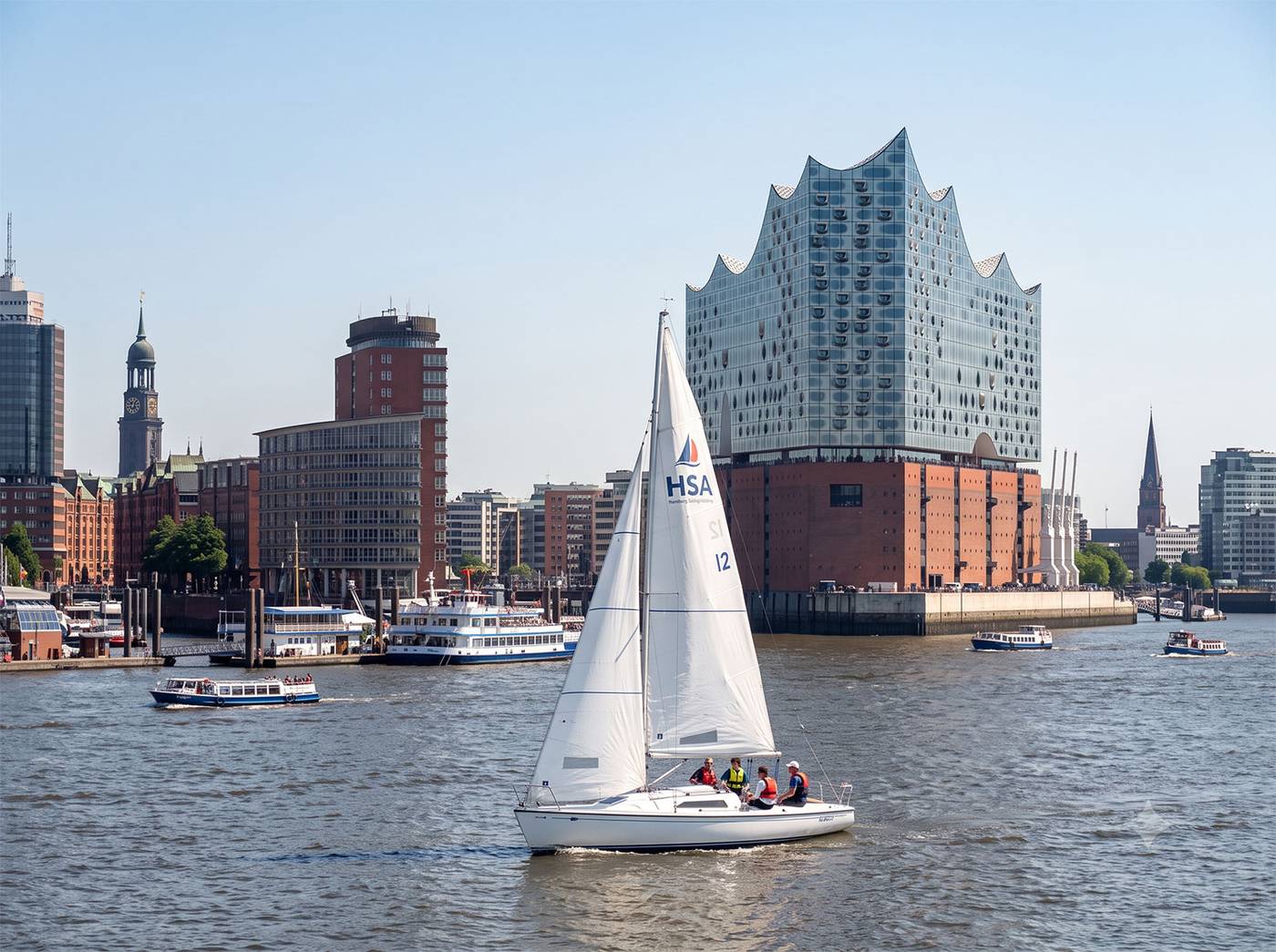 Segelboot vor der HafenCity Hamburg mit Elbphilharmonie
